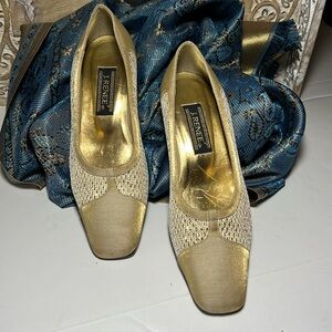 J.Renee Women’s Gold Pump 7 1/2